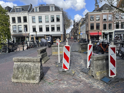 903625 Gezicht op de Hamburgerbrug te Utrecht, met enkele wegblokkeringen en waarschuwingsborden die om onduidelijke ...